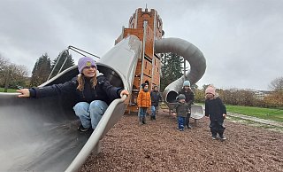 Hannah, Samuel, Adrian, Milan, Elli und Palina mögen ihn schon, den neuen Spiel- und Kletterbereich des "Holsterturms" in der Lehmkuhle. - Madita Schellenberg Hannah, Samuel, Adrian, Milan, Elli und Palina mögen ihn schon, den neuen Spiel- und Kletterbereich des "Holsterturms" in der Lehmkuhle. - Madita Schellenberg