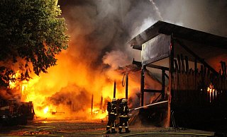 Als die Feuerwehr eintrifft, steht die Halle schon im Vollbrand. - Burkhard Battran Als die Feuerwehr eintrifft, steht die Halle schon im Vollbrand. - Burkhard Battran