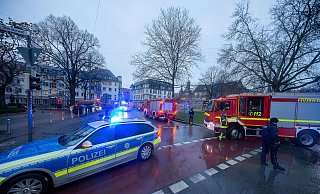 Feuerwehr und Polizei waren mit mehreren Fahrzeugen vor Ort. - MATHIESEN-TV Feuerwehr und Polizei waren mit mehreren Fahrzeugen vor Ort. - MATHIESEN-TV