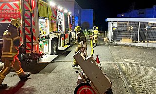 Feuerwehrleute eilen zur Einsatzstelle an der Uhlandstraße, wo ein Balkon in Flammen steht. - Ralph Meyer Feuerwehrleute eilen zur Einsatzstelle an der Uhlandstraße, wo ein Balkon in Flammen steht. - Ralph Meyer