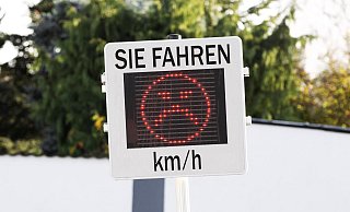 Wer zu schnell ist, der bekommt ein unfreundliches Gesicht zu sehen. - picture alliance / Symbilbild Wer zu schnell ist, der bekommt ein unfreundliches Gesicht zu sehen. - picture alliance / Symbilbild