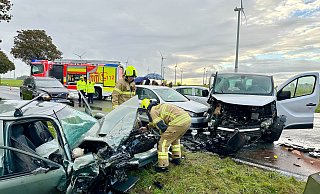 Bei einem Frontalzusammenstoß auf der Bundesstraße 64 in Höhe Benhausen wurden am Samstagmorgen zwei Personen schwer verletzt. - Ralph Meyer Bei einem Frontalzusammenstoß auf der Bundesstraße 64 in Höhe Benhausen wurden am Samstagmorgen zwei Personen schwer verletzt. - Ralph Meyer