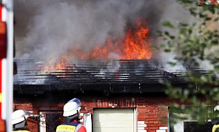 Die Einsatzkräfte waren insgesamt sechs Stunden mit den Löscharbeiten beschäftigt. - Alex Lehn Die Einsatzkräfte waren insgesamt sechs Stunden mit den Löscharbeiten beschäftigt. - Alex Lehn