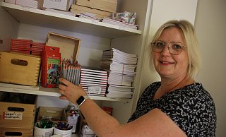 Diakonie-Mitarbeiterin Heike Kevenhörster öffnet einen der Schränke der Schulmaterialienkammer im Corvinushaus. - Dieter Scholz Diakonie-Mitarbeiterin Heike Kevenhörster öffnet einen der Schränke der Schulmaterialienkammer im Corvinushaus. - Dieter Scholz