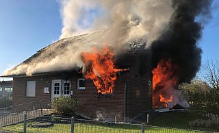 Das Einfamilienhaus steht in Vollbrand. - Feuerwehr Minden Das Einfamilienhaus steht in Vollbrand. - Feuerwehr Minden
