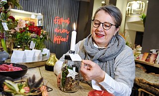 Regina Rothenroth von "Petite Fleur" kreiert zu Weihnachten gerne was Individuelles. - Barbara Franke Regina Rothenroth von "Petite Fleur" kreiert zu Weihnachten gerne was Individuelles. - Barbara Franke
