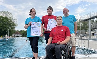 Kerstin Lech, Niklas Weber, Jan Hensiek und Holger Sundhaupt freuen sich auf viele neue Schwimmabzeichen-Inhaber. - Jenny Westhues Kerstin Lech, Niklas Weber, Jan Hensiek und Holger Sundhaupt freuen sich auf viele neue Schwimmabzeichen-Inhaber. - Jenny Westhues