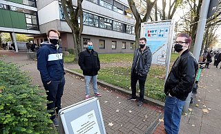So wie auf diesem nachgestellten Bild standen die Schüler auf dem Schulgelände vor Unterrichtsbeginn, bevor sie vom Ordnungsamt verwarnt wurden. - Wolfgang Rudolf So wie auf diesem nachgestellten Bild standen die Schüler auf dem Schulgelände vor Unterrichtsbeginn, bevor sie vom Ordnungsamt verwarnt wurden. - Wolfgang Rudolf