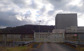 Kernkraftwerk Würgassen: Hinter diesem Zaun, auf der Nordseite des Geländes, soll das Logistikzentrum entstehen. - Torsten Wegener Kernkraftwerk Würgassen: Hinter diesem Zaun, auf der Nordseite des Geländes, soll das Logistikzentrum entstehen. - Torsten Wegener