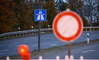 Auf der A2 bei Bielefeld ist eine nächtliche Vollsperrung wegen Arbeiten an den Verkehrszeichen geplant. - Jonas Walzberg/dpa Auf der A2 bei Bielefeld ist eine nächtliche Vollsperrung wegen Arbeiten an den Verkehrszeichen geplant. - Jonas Walzberg/dpa