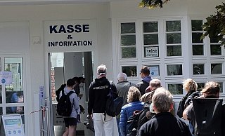 Wegen eines Personalausfalls am Wiesenbad kam es zu langen Wartezeiten - bei brütender Hitze. - Wolfgang Rudolf (Archiv) Wegen eines Personalausfalls am Wiesenbad kam es zu langen Wartezeiten - bei brütender Hitze. - Wolfgang Rudolf (Archiv)