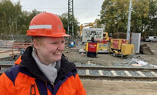 Die Bauingenieurin Lisa Schewe (30) leitet das Bauprojekt der Erneuerung der Eisenbahnüberführung Sophienstraße. - Matthias Bungeroth Die Bauingenieurin Lisa Schewe (30) leitet das Bauprojekt der Erneuerung der Eisenbahnüberführung Sophienstraße. - Matthias Bungeroth