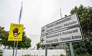 Wann eine Gesetzänderung zur Abschaffung von Werkverträgen kommt, ist noch unklar. Eigentlich sollte es Donnerstag im Bundestag verabschiedet werden. Kritiker werfen der Union Verzögerungen vor. - picture alliance / SvenSimon Wann eine Gesetzänderung zur Abschaffung von Werkverträgen kommt, ist noch unklar. Eigentlich sollte es Donnerstag im Bundestag verabschiedet werden. Kritiker werfen der Union Verzögerungen vor. - picture alliance / SvenSimon