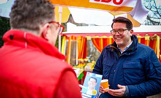 Bei frostigen Temperaturen geht CDU-Mann Joachim Ebmeyer zwei Wochen vor der Wahl auf dem Wochenmarkt in Enger auf Stimmenfang. Nun steht fest: Sein beherzter Einsatz hat sich ausgezahlt. - Daniel Salmon Bei frostigen Temperaturen geht CDU-Mann Joachim Ebmeyer zwei Wochen vor der Wahl auf dem Wochenmarkt in Enger auf Stimmenfang. Nun steht fest: Sein beherzter Einsatz hat sich ausgezahlt. - Daniel Salmon