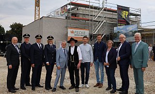 Ein fröhliches Richtfest feiern (v.l.) Landrat Christoph Rüther (Leiter der Kreispolizeibehörde Paderborn), Polizeihauptkommissarin Stefanie Lahme, Polizeidirektor Philipp Meiners, Paderborns neue Polizeichefin Margit Picker, NRW-Innenminister Herbert Reul, Zimmerermeister Franz-Josef Berensmeier, die Investoren Jörg Stratmann und Philipp Fecke, die Landtagsabgeordneten Norika Creuzmann und Bernhard Hoppe-Biermeyer und Delbrücks Bürgermeister Werner Peitz. - Regina Brucksch Ein fröhliches Richtfest feiern (v.l.) Landrat Christoph Rüther (Leiter der Kreispolizeibehörde Paderborn), Polizeihauptkommissarin Stefanie Lahme, Polizeidirektor Philipp Meiners, Paderborns neue Polizeichefin Margit Picker, NRW-Innenminister Herbert Reul, Zimmerermeister Franz-Josef Berensmeier, die Investoren Jörg Stratmann und Philipp Fecke, die Landtagsabgeordneten Norika Creuzmann und Bernhard Hoppe-Biermeyer und Delbrücks Bürgermeister Werner Peitz. - Regina Brucksch