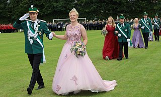 Die Majestäten Vanessa Höwekenmeier und Markus Büser begeistern beim großen Festumzug in Ostenland. - Regina Brucksch Die Majestäten Vanessa Höwekenmeier und Markus Büser begeistern beim großen Festumzug in Ostenland. - Regina Brucksch