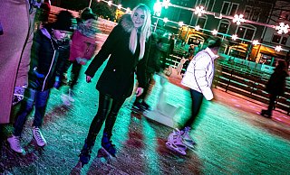 NW-Volontärin Larissa Kirchhoff testet die Eisbahn. - Mike-Dennis Müller / www.mdm.photo NW-Volontärin Larissa Kirchhoff testet die Eisbahn. - Mike-Dennis Müller / www.mdm.photo