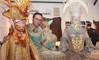 Zwischen seinen Kindern des Lichts: Horst Raack ist mit der Kostümgruppe Costumi weltweit erfolgreich – vor allem bei den Wettbewerben des Karnevals von Venedig. Seine aufwendig gearbeiteten Roben im Stil des 18. Jahrhunderts präsentiert er bis zum 3. November im Engeraner Gerbereimuseum. - Alexandra Wilke Zwischen seinen Kindern des Lichts: Horst Raack ist mit der Kostümgruppe Costumi weltweit erfolgreich – vor allem bei den Wettbewerben des Karnevals von Venedig. Seine aufwendig gearbeiteten Roben im Stil des 18. Jahrhunderts präsentiert er bis zum 3. November im Engeraner Gerbereimuseum. - Alexandra Wilke