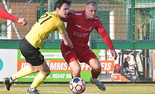 Theesens Tom Fuhrmann (r.) im Duell mit dem Kaunitzer Joel Kirsch, der das 1:0 erzielte. - Dünhölter Theesens Tom Fuhrmann (r.) im Duell mit dem Kaunitzer Joel Kirsch, der das 1:0 erzielte. - Dünhölter