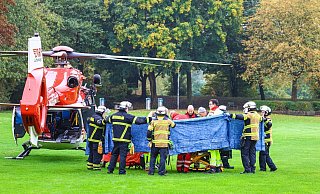 Einsatzkräfte stehen neben einem Rettungshubschrauber. Die neu gewählte Bürgermeisterin von Herdecke, Iris Stalzer (SPD), ist lebensgefährlich verletzt in ihrer Wohnung gefunden worden. - Alex Talash/dpa Einsatzkräfte stehen neben einem Rettungshubschrauber. Die neu gewählte Bürgermeisterin von Herdecke, Iris Stalzer (SPD), ist lebensgefährlich verletzt in ihrer Wohnung gefunden worden. - Alex Talash/dpa
