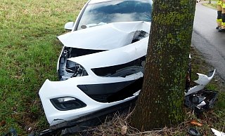 Der Opel musste abgeschleppt werden. - Polizei Minden-Lübbecke Der Opel musste abgeschleppt werden. - Polizei Minden-Lübbecke