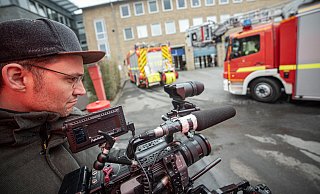 Kameramann Emanuel Mross filmt das Aus- und Einrücken der Feuerwehrwagen auf der Hauptwache. Später im Fernsehen sind das wichtige Szenen um auf den Standort in Bielefeld überzuleiten. - Felix Brenneke Kameramann Emanuel Mross filmt das Aus- und Einrücken der Feuerwehrwagen auf der Hauptwache. Später im Fernsehen sind das wichtige Szenen um auf den Standort in Bielefeld überzuleiten. - Felix Brenneke