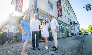 Das beliebte Restaurant Hanseatenstube an der Prießallee dient dem Quartier als Treffpunkt (v. l.): Franka und Vinko Dzeko sowie Ljubica und Mirko Dzeko. ?Foto: Sarah Jonek - Sarah Jonek Das beliebte Restaurant Hanseatenstube an der Prießallee dient dem Quartier als Treffpunkt (v. l.): Franka und Vinko Dzeko sowie Ljubica und Mirko Dzeko. ?Foto: Sarah Jonek - Sarah Jonek