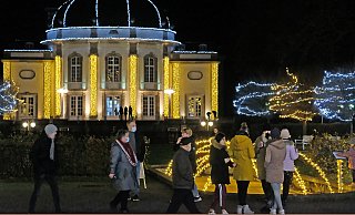 Gerade an Knackpunkten knubbelt es sich manchmal im Kurpark - wie hier auf dem Wandelhallen-Vorplatz mit Blick aufs Theater. - Thorsten Gödecker Gerade an Knackpunkten knubbelt es sich manchmal im Kurpark - wie hier auf dem Wandelhallen-Vorplatz mit Blick aufs Theater. - Thorsten Gödecker