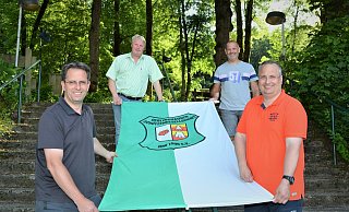 Geschäftsführer Markus Landerbarthold, Major Eike Kramer, der Vorsitzende des Unteroffizierskorps, Markus Höhne, sowie der Vorsitzende und Oberst Christian Landerbarthold (v. l.) neben der Schützenfahne. - Karin Prignitz Geschäftsführer Markus Landerbarthold, Major Eike Kramer, der Vorsitzende des Unteroffizierskorps, Markus Höhne, sowie der Vorsitzende und Oberst Christian Landerbarthold (v. l.) neben der Schützenfahne. - Karin Prignitz