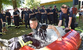 Tradition: Kevin Labrenz unterzieht sich einer üblichen Feuertaufe im Löschwasserbehälter. - Thomas Kube Tradition: Kevin Labrenz unterzieht sich einer üblichen Feuertaufe im Löschwasserbehälter. - Thomas Kube