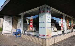 Die Buchhandlung Hüllhorst schließt am Samstag, 24. Mai, endgültig. Im Juni gibt es noch eine Abschiedslesung auf der Freilichtbühne Kahle Wart. - Sonja Vollmer Die Buchhandlung Hüllhorst schließt am Samstag, 24. Mai, endgültig. Im Juni gibt es noch eine Abschiedslesung auf der Freilichtbühne Kahle Wart. - Sonja Vollmer