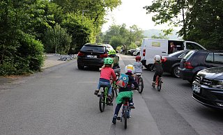 Hoch gefährlich: Kinder, die morgens mit dem Laufrad zur Kita am Markuskirchweg kommen, zwischen schnellen Elterntaxis, dem Kita-Bulli und einparkenden SUVs. - Ivonne Michel Hoch gefährlich: Kinder, die morgens mit dem Laufrad zur Kita am Markuskirchweg kommen, zwischen schnellen Elterntaxis, dem Kita-Bulli und einparkenden SUVs. - Ivonne Michel