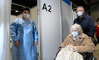 Viele Senioren, die ab Ende Januar im Impfzentrum geimpft werden können, sind nicht mehr so mobil und entsprechend auf Hilfe angewiesen. - Symbolfoto/picture alliance Viele Senioren, die ab Ende Januar im Impfzentrum geimpft werden können, sind nicht mehr so mobil und entsprechend auf Hilfe angewiesen. - Symbolfoto/picture alliance