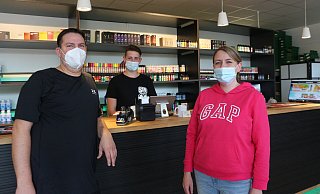 Hier an der Theke beraten Andre Koch (v. l.), Dominik Stumpe und Daniela Koch ihre Kunden. - Judith Gladow Hier an der Theke beraten Andre Koch (v. l.), Dominik Stumpe und Daniela Koch ihre Kunden. - Judith Gladow