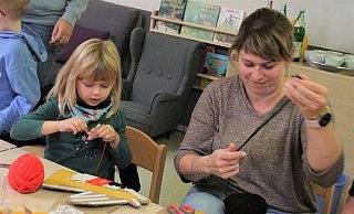 Mit Wollfäden, Klebestreifen, Scheren und Pappe: In der Steinheimer Kita St. Marien Steinheim wurden bunte Steckenpferde gebastelt - eine Eltern-Kind-Aktion. - Madita Schellenberg Mit Wollfäden, Klebestreifen, Scheren und Pappe: In der Steinheimer Kita St. Marien Steinheim wurden bunte Steckenpferde gebastelt - eine Eltern-Kind-Aktion. - Madita Schellenberg