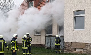 Dichte Rauchentwicklung machen ein Begehen des Gebäudes nur mit Atemschutzgerät möglich. - Burkhard Battran Dichte Rauchentwicklung machen ein Begehen des Gebäudes nur mit Atemschutzgerät möglich. - Burkhard Battran