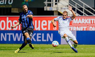 Robert Leipertz (l.), der hier gegen KSC-Akteur Marco Thiede zum Abschluss kommt, dürfte am Freitag im Gastspiel beim 1. FC Kaiserslautern einsatzbereit sein. - Besim Mazhiqi Robert Leipertz (l.), der hier gegen KSC-Akteur Marco Thiede zum Abschluss kommt, dürfte am Freitag im Gastspiel beim 1. FC Kaiserslautern einsatzbereit sein. - Besim Mazhiqi
