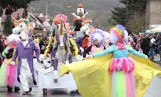 Fantasievoll: Die Einhornparade ist ein Hingucker im Willebadessener Karnevalsumzug. - Burkhard Battran Fantasievoll: Die Einhornparade ist ein Hingucker im Willebadessener Karnevalsumzug. - Burkhard Battran