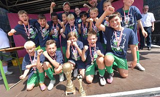 Die Spielerinnen und Spieler des FC Gütersloh jubelten am Sonntag über den Gewinn des Strenge-Cups. - Jens Dünhölter Die Spielerinnen und Spieler des FC Gütersloh jubelten am Sonntag über den Gewinn des Strenge-Cups. - Jens Dünhölter