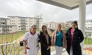 Dolmetscherin Sultone Rexhepaj (v. l.), Enisa Mahmuti, Vjolica Kurti und Klaudia Haxhiu auf dem Balkon des Neubaus am Seniorenzentrum Bethel, dessen andere Gebäudeteile im Hintergrund zu sehen sind. - Nicole Sielermann Dolmetscherin Sultone Rexhepaj (v. l.), Enisa Mahmuti, Vjolica Kurti und Klaudia Haxhiu auf dem Balkon des Neubaus am Seniorenzentrum Bethel, dessen andere Gebäudeteile im Hintergrund zu sehen sind. - Nicole Sielermann