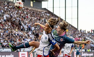 Viel los am Millerntor beim Pokal-Derby 2023, das der HSV bei St. Pauli vor knapp 20.000 Fans 7:1 gewann. - Axel Heimken/dpa Viel los am Millerntor beim Pokal-Derby 2023, das der HSV bei St. Pauli vor knapp 20.000 Fans 7:1 gewann. - Axel Heimken/dpa