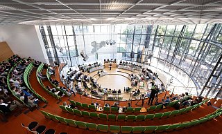 Der Landtag von Sachsen: Sitzen hier künftig nur drei Parteien? - Sebastian Kahnert/dpa Der Landtag von Sachsen: Sitzen hier künftig nur drei Parteien? - Sebastian Kahnert/dpa