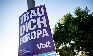 «Trau dich Europa»: Ein Wahlplakat der Partei «Volt». - Fabian Sommer/dpa «Trau dich Europa»: Ein Wahlplakat der Partei «Volt». - Fabian Sommer/dpa