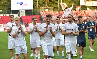 Niklas Frese, Patrik Twardzik und Julius Langfeld (v. l.) bedanken sich gemeinsam mit ihren Teamkameraden nach dem DFB-Pokal-Highlight gegen den 1. FC Union Berlin bei den Fans des FC Gütersloh. - sport/presse/foto Dünhölter Niklas Frese, Patrik Twardzik und Julius Langfeld (v. l.) bedanken sich gemeinsam mit ihren Teamkameraden nach dem DFB-Pokal-Highlight gegen den 1. FC Union Berlin bei den Fans des FC Gütersloh. - sport/presse/foto Dünhölter