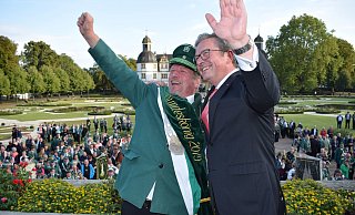 Ein Hoch auf den König: Hans-Christian Lummer feiert mit Paderborns Bürgermeister Michael Dreier vor königlicher Kulisse. - Anja Ebner Ein Hoch auf den König: Hans-Christian Lummer feiert mit Paderborns Bürgermeister Michael Dreier vor königlicher Kulisse. - Anja Ebner