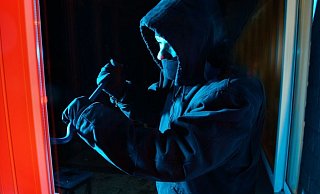 Einer der Täter kam auf die Polizeibeamten zu und berichtete, dass er den Einbruch verübt habe. - Symbolfoto: Polizei / Jochen Tack Einer der Täter kam auf die Polizeibeamten zu und berichtete, dass er den Einbruch verübt habe. - Symbolfoto: Polizei / Jochen Tack