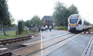 An einem der beiden Bahnübergänge in Menne: Die Ortschaft ist durch die Gleise zweigeteilt. - Burkhard Battran An einem der beiden Bahnübergänge in Menne: Die Ortschaft ist durch die Gleise zweigeteilt. - Burkhard Battran