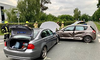 Im Kreuzungsbereich der Bielefelder Straße und Pater-Ewald-Straße sind mehrere Autos zusammengestoßen. - Ralph Meyer Im Kreuzungsbereich der Bielefelder Straße und Pater-Ewald-Straße sind mehrere Autos zusammengestoßen. - Ralph Meyer