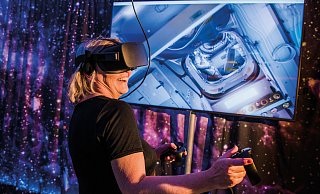 Mit Spezialbrille: Im Heinz-Nixdorf-Museumsforum können Besucher virtuell durch die ISS fliegen. - HNF Mit Spezialbrille: Im Heinz-Nixdorf-Museumsforum können Besucher virtuell durch die ISS fliegen. - HNF