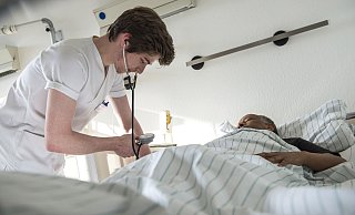 Krankenpflegeschüler misst den Blutdruck eines Patienten. - Heike Lyding Krankenpflegeschüler misst den Blutdruck eines Patienten. - Heike Lyding